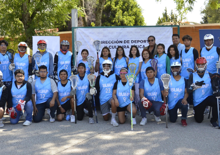 BUAP entrega uniformes al equipo de lacrosse