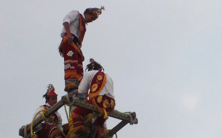 Voladora de Papantla muere al caer durante la Feria de las Flores en Huauchinango