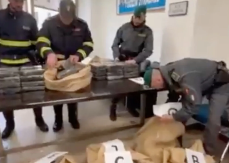 Detienen en Italia a hombre con un furgón con 220 kilos de cocaína