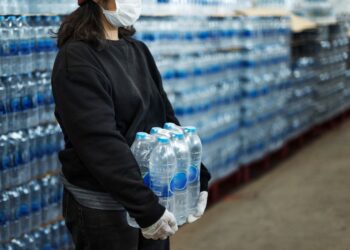 Embotelladoras frenan suministro universal de agua potable: ONU