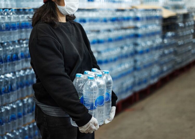 Embotelladoras frenan suministro universal de agua potable: ONU