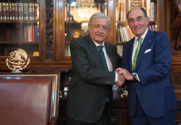 AMLO anuncia compra de 13 plantas a Iberdrola