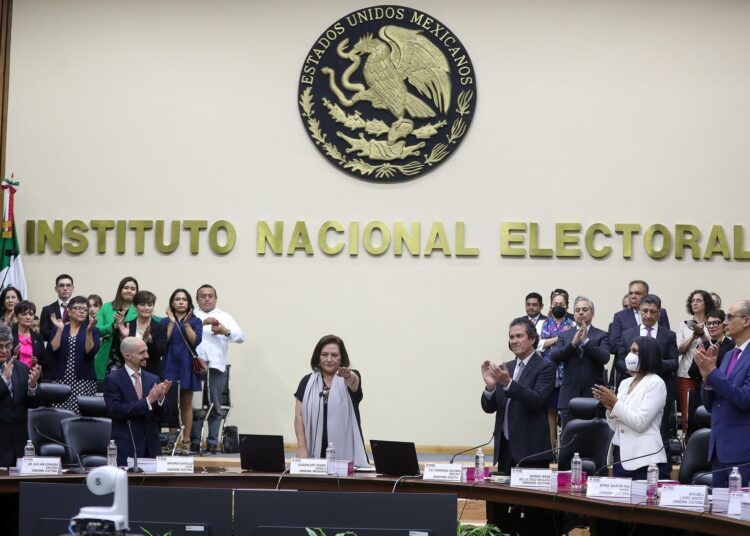 Guadalupe Taddei asume la presidencia del INE