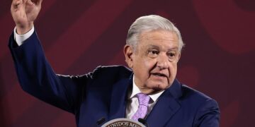 AMLO apoya que El Salvador pida renuncia de autoridades del INM