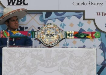Presentan cinturón conmemorativo Puebla-Jalisco que recibirá Canelo o Ryder