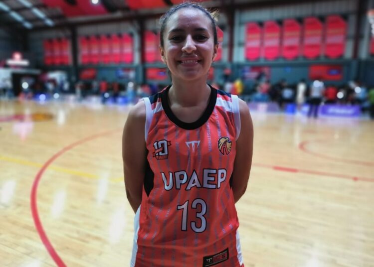 Diana Villalobos, contenta de cerrar su carrera universitaria en casa