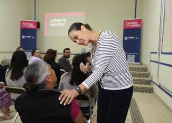 Liliana Ortiz imparte conferencia a más de mil 500 mujeres