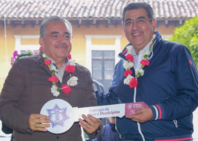 Céspedes entrega 10 patrullas equipadas a Huauchinango
