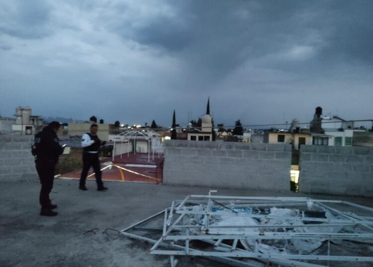 Viento provoca caída de árboles y estructuras en Texmelucan