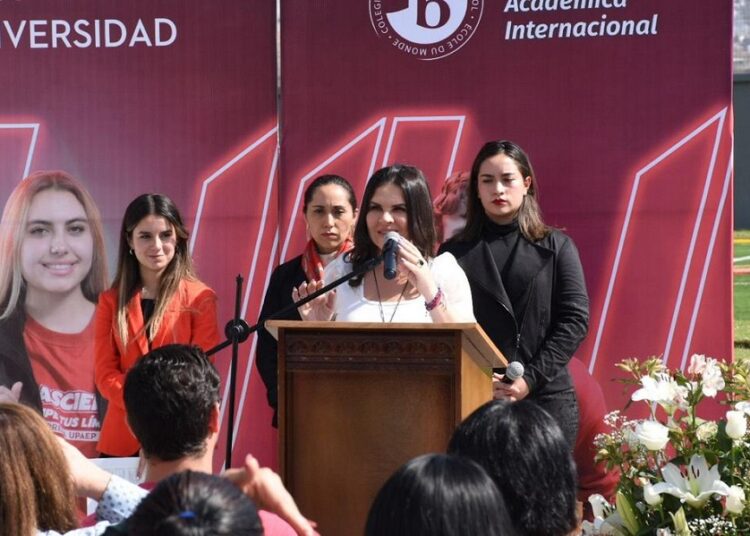 Norma Layón inaugura cancha de futbol en bachillerato Upaep de SMT
