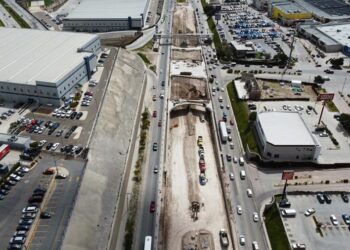 Construyen puente para mejorar movilidad en Tijuana