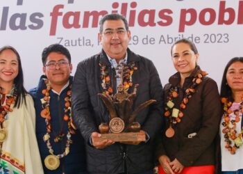 Céspedes Peregrina encabeza entrega de obras y de programas sociales en Zautla