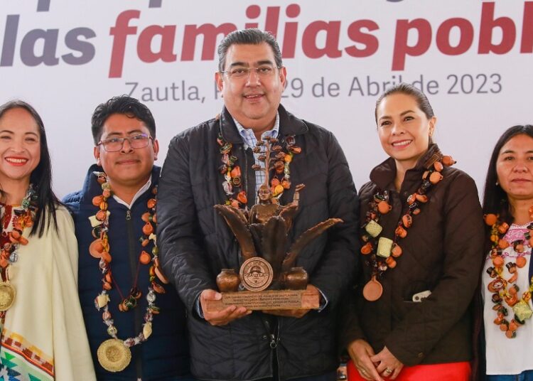 Céspedes Peregrina encabeza entrega de obras y de programas sociales en Zautla
