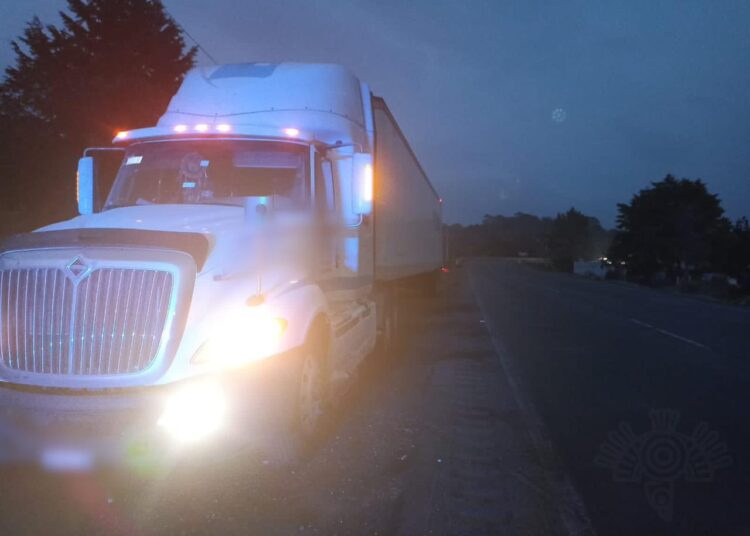 Policía Estatal recupera tractocamión robado