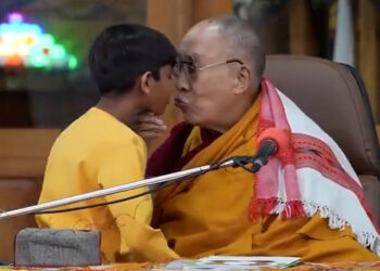 El dalái lama se disculpa tras pedir a un niño que “chupe su lengua”