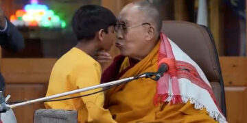 El dalái lama se disculpa tras pedir a un niño que “chupe su lengua”