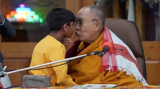 El dalái lama se disculpa tras pedir a un niño que “chupe su lengua”