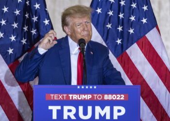 Trump responde a su imputación con victimismo, agresividad y electoralismo