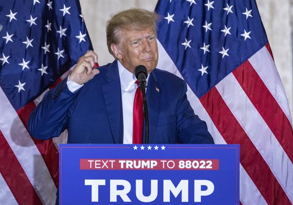 Trump responde a su imputación con victimismo, agresividad y electoralismo