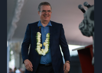 Pide Marcelo Ebrard una sola pregunta en encuesta de Morena