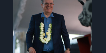Pide Marcelo Ebrard una sola pregunta en encuesta de Morena