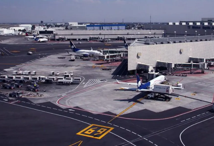 Dos aviones chocan en tierra en el AICM; no hay heridos