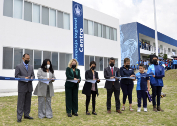 Lilia Cedillo entrega obra en sede de Acajete del Complejo Regional Centro