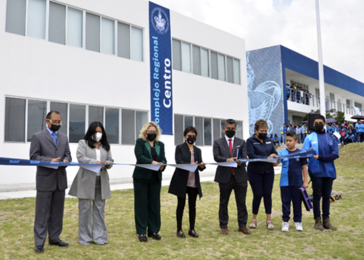 Lilia Cedillo entrega obra en sede de Acajete del Complejo Regional Centro