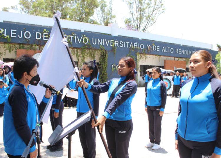 Cedillo entrega uniformes y abandera a delegación BUAP