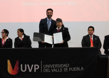 Signan acuerdo de coordinación Rodrigo Abdala y la Universidad del Valle de Puebla