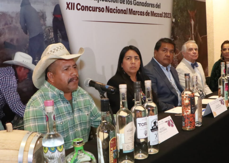 Puebla se lleva 44 medallas en concurso nacional de marcas de mezcal