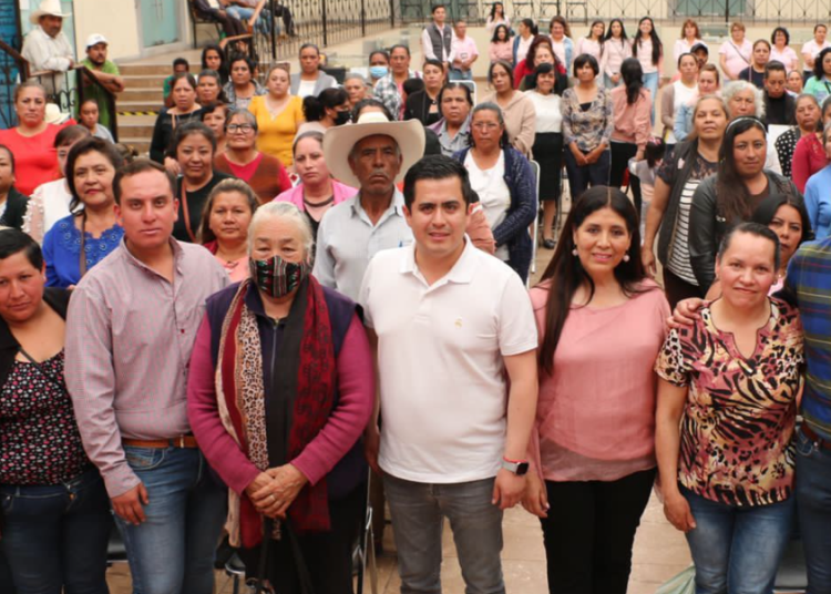 Lorenzo Rivera realiza apoyos económicos a voluntarios de Casa de Salud