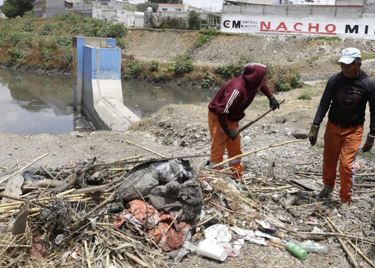 Limpian vaso regulador del Puente Negro
