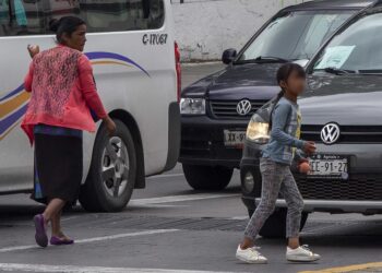 Desempleo, detrás de familias que piden dinero en cruceros