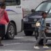 Desempleo, detrás de familias que piden dinero en cruceros
