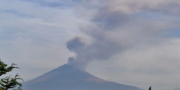 Popocatépetl arroja enorme fumarola