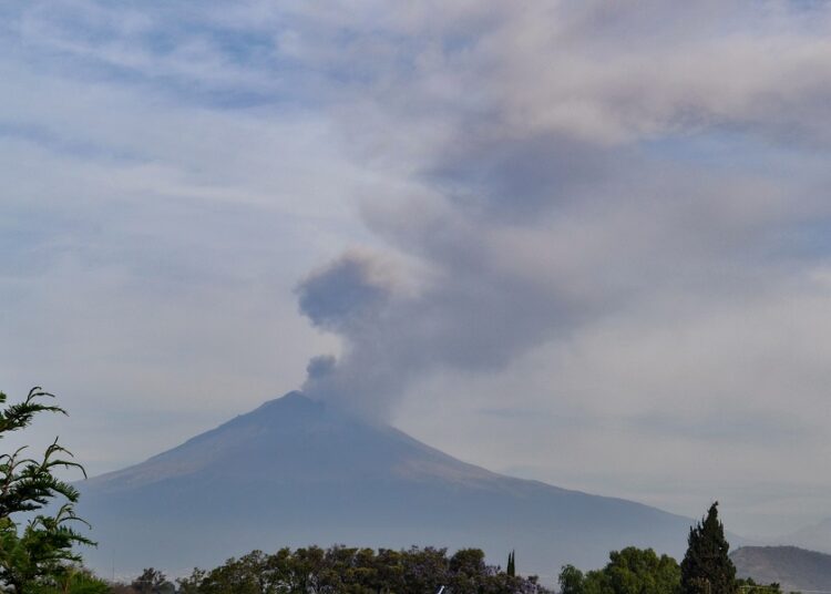 Popocatépetl arroja enorme fumarola
