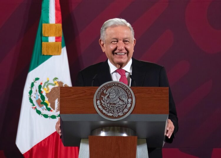 México no recurrirá a otras monedas que no sea el dólar para sus reservas: AMLO