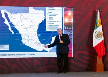AMLO afirma que se mantiene diálogo con Grupo México para recuperar tramo de vía