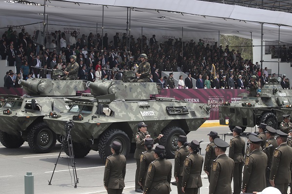 AMLO y Sergio Céspedes elogiaron gallardía del Desfile del 5 de Mayo