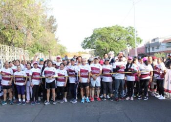 Mil enfermeras y enfermeros participan en primera Carrera Estatal de Enfermería