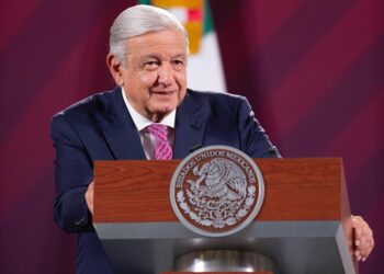 AMLO recibe pensión de adulto mayor