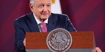 AMLO recibe pensión de adulto mayor