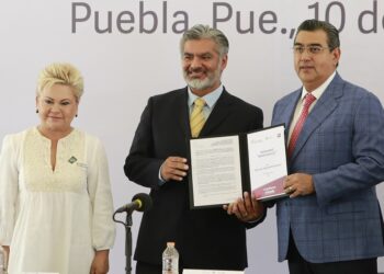 Entregan reconocimientos de validez oficial de estudios superiores