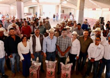 Lorenzo Rivera entrega casi 100 toneladas de fertilizante, foliares y cebada