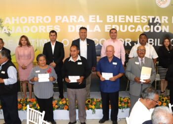 Agremiados a Sección 51 del SNTE reciben estímulos por jubilación