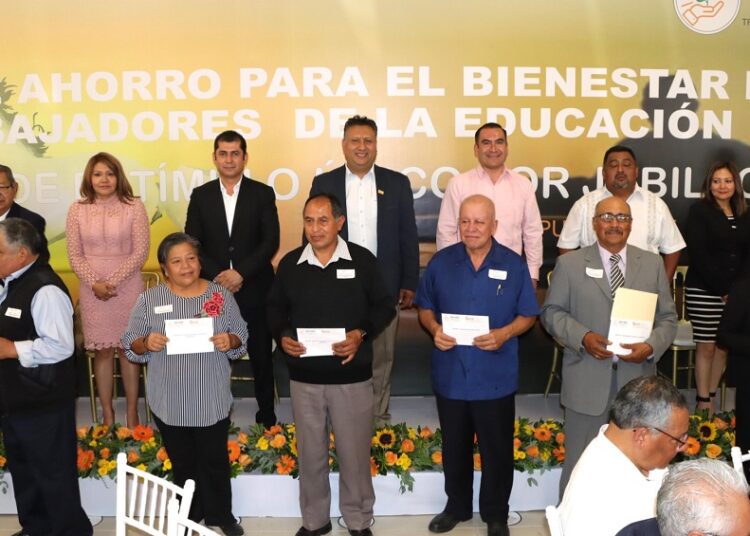 Agremiados a Sección 51 del SNTE reciben estímulos por jubilación