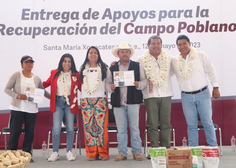 Entregan paquetes tecnológicos en Santa María Xonacatepec