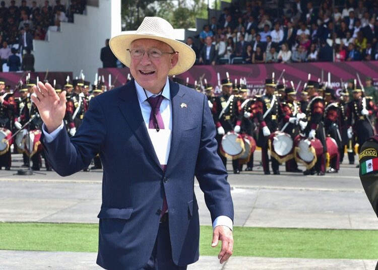 Ken Salazar pide ‘soluciones duraderas’ para abordar reto de migración