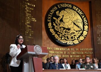AMLO exhibe privilegios de ministros de SCJN